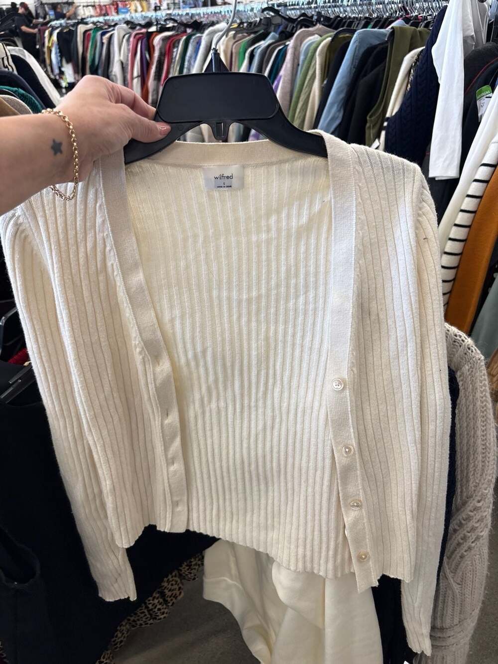 Wilfred Aritzai Ribbed V-Neck Cardigan in Cream